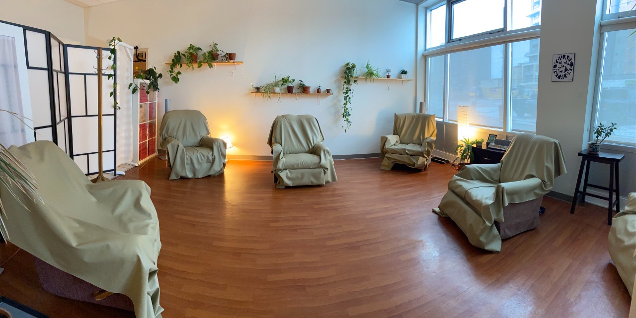 5 lazyboy recliners in a loose semi circle in a large room with large windows on the right.